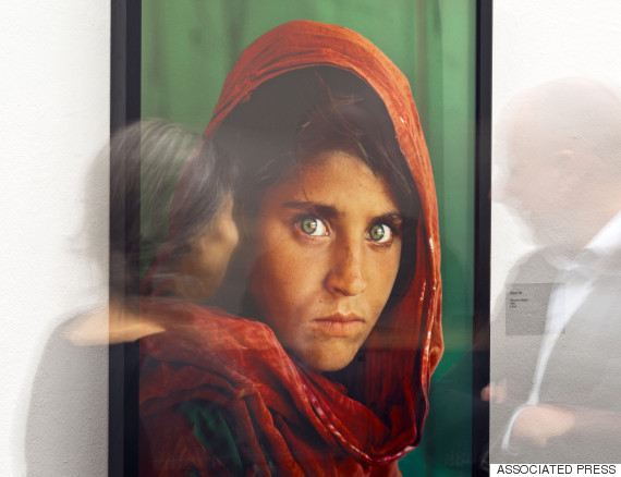 Iconic Afghan Girl Sharbat Gula Target Of Fake Id Probe In Pakistan Huffpost 