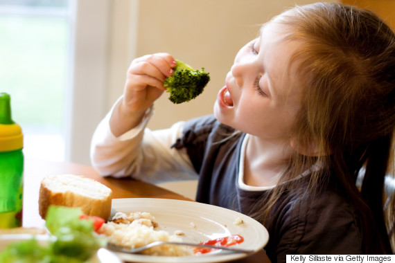 kids eating vegetables