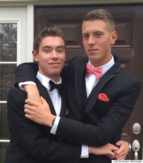 gay prom couple