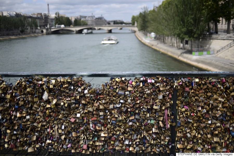 Paris 'love locks' removed from bridges - BBC News