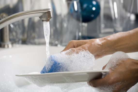 7 Tips For Hand Washing Dishes Fast Because Nobody S Got Time For A Slow Scrub Huffpost Life