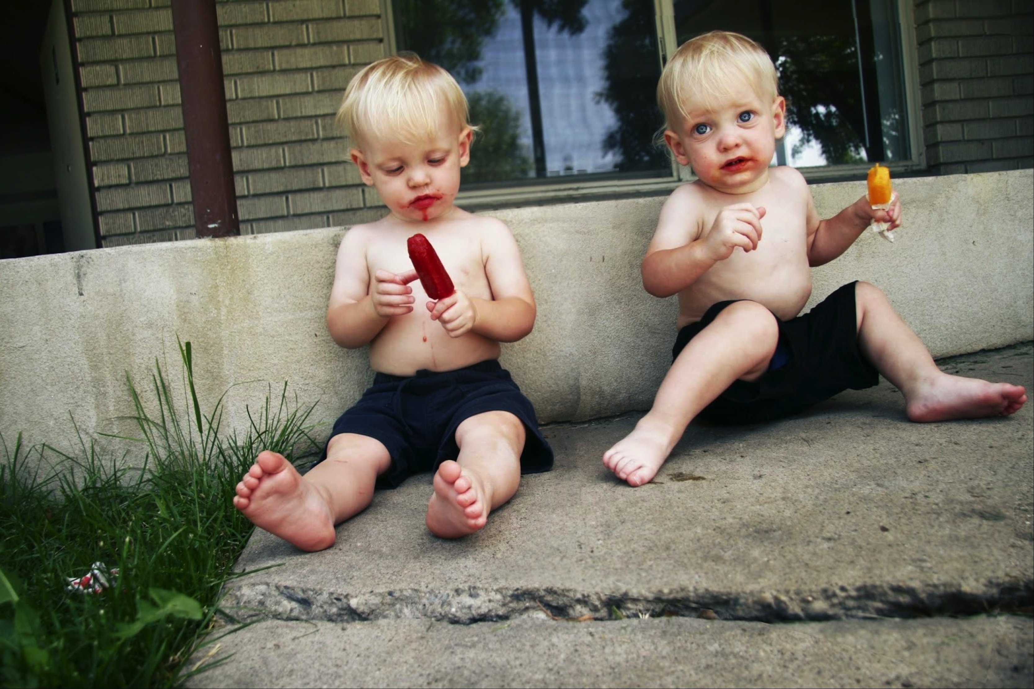 kids eating popsicles