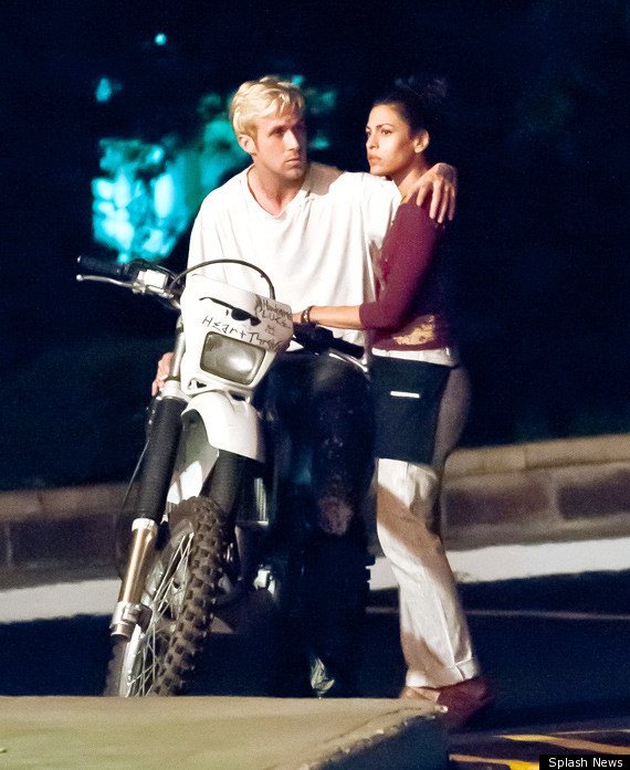 Ryan Gosling Eva Mendes Get Close On The Place Beyond The Pines Set Photo Huffpost 