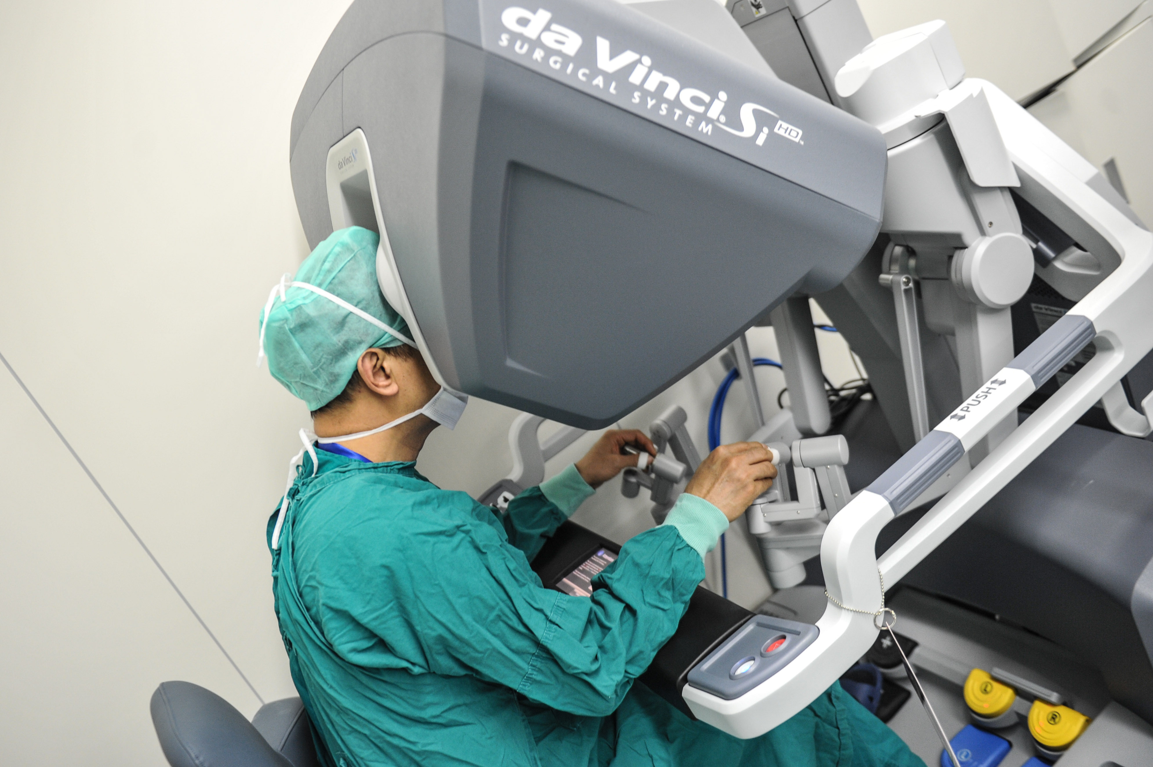 surgeons operate a da vinci surgical robot