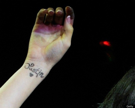 Did Selena Gomez Get Justin Bieber S Name Tattooed On Her Wrist Photos Huffpost