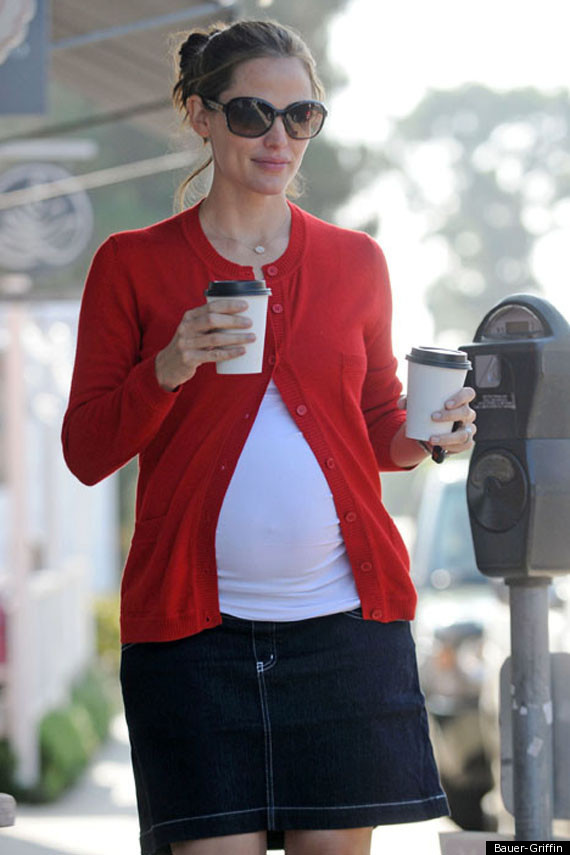 Pregnant Jennifer Garner On The Go Photo Huffpost Entertainment 