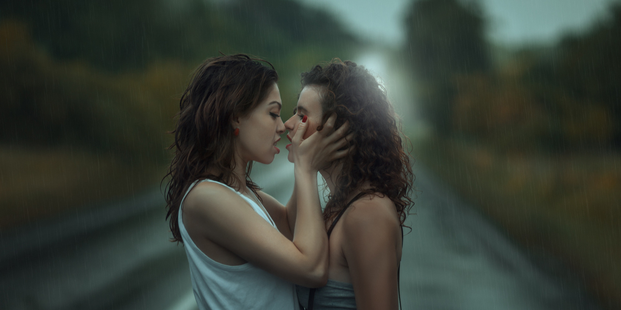 Lesbian 2021. Девушки обнимаются. Поцелуй девушек. Девушки целуются фото.