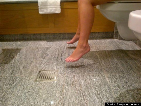 Jessica Simpson Tweets Barefoot Bathroom Photo And Looks Extremely Pregnant In New York Photos