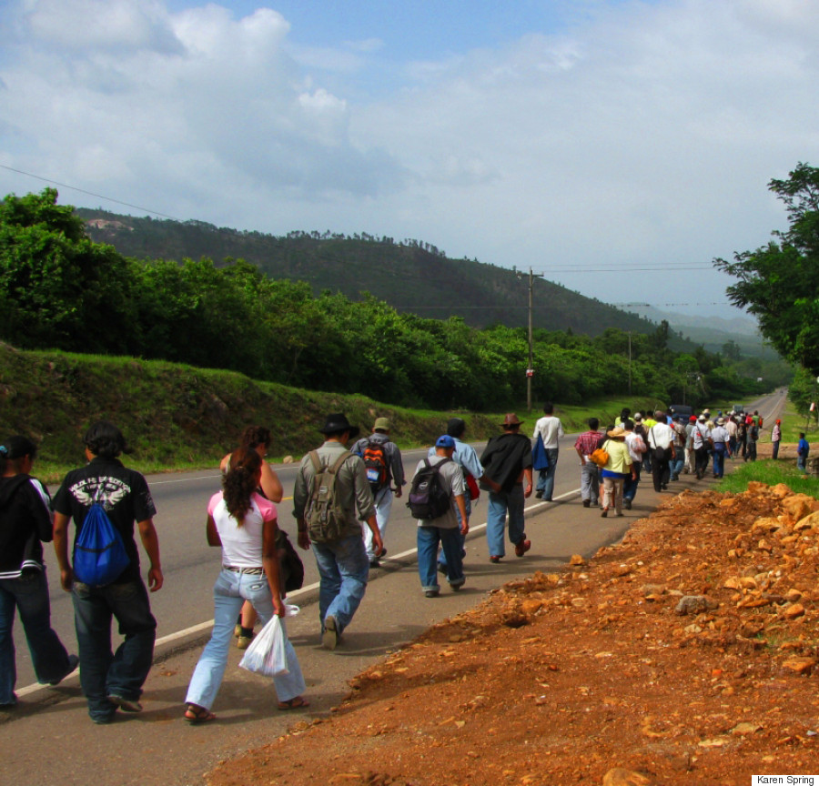 copinh walking to the border