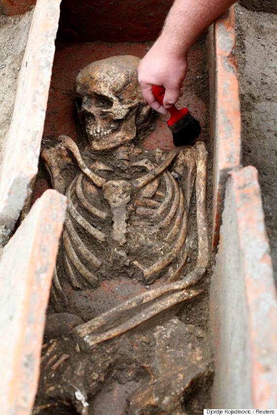 Αρχαιολόγοι προσπαθούν να αποκρυπτογραφήσουν ξόρκια σε ελληνικό αλφάβητο και σκελετούς 2.000 χρόνων στη Σερβία (φωτό)  