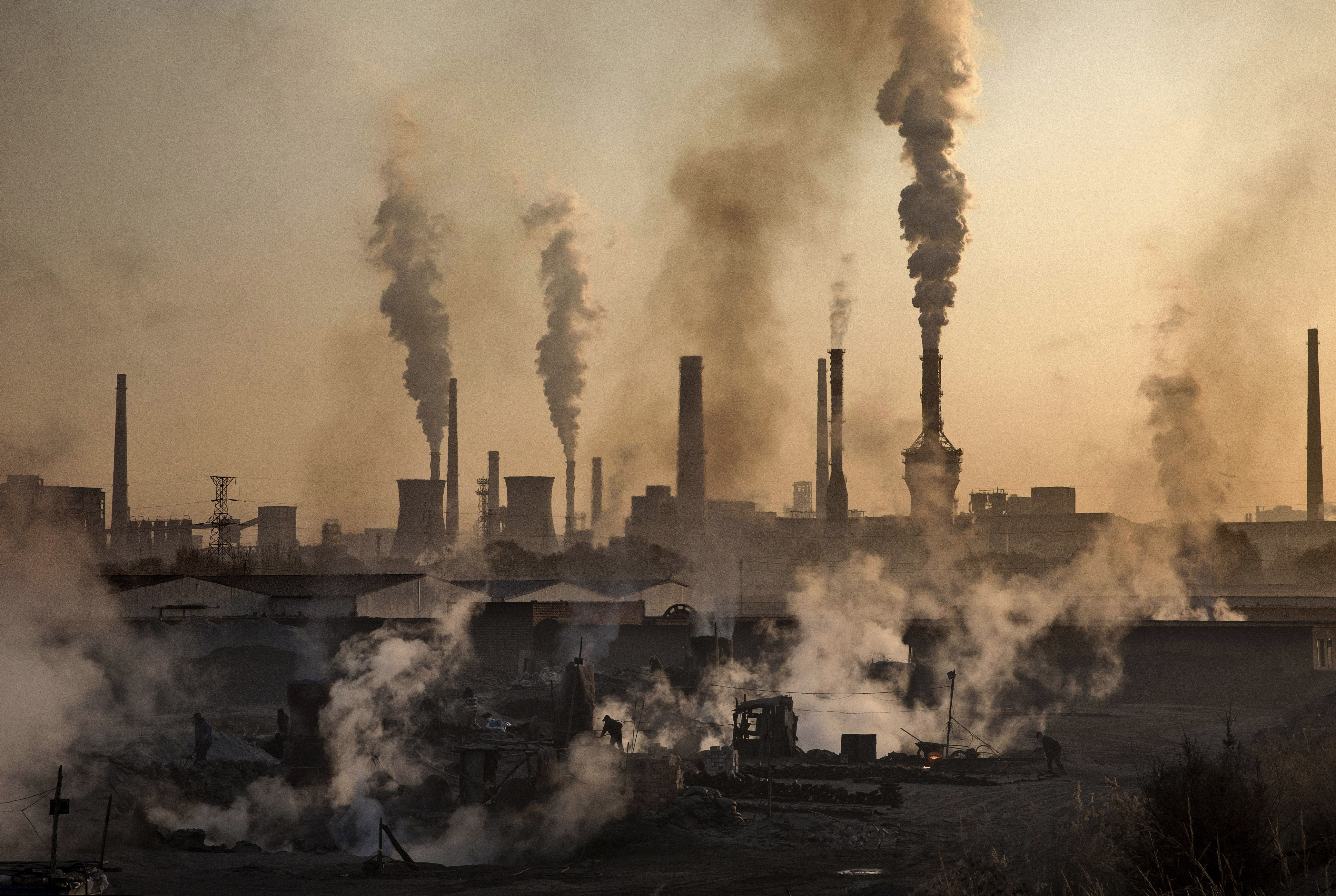 Химическое загрязнение окружающей среды. Загрязнение атмосферы Китай фабрики. Заводы загрязняют воздух. Заводы загрязняющие окружающую среду. Загрязнение окружающий среды.