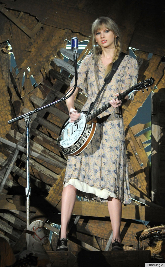 Taylor Swift Grammy 12 Performance What Was With Those Clothes Photo Huffpost Life