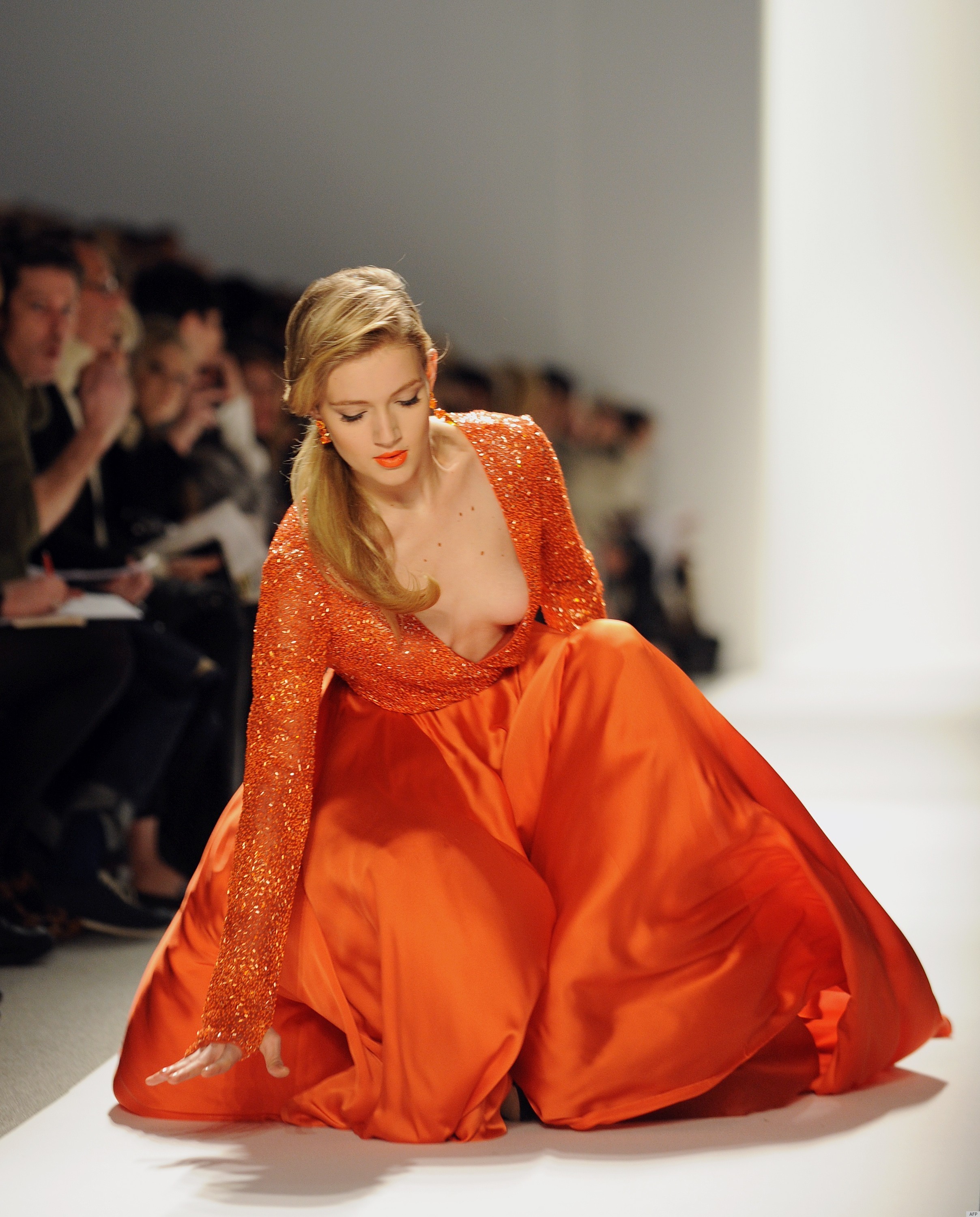 Model Falls At Dennis Basso Runway Show (PHOTOS) HuffPost Li