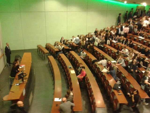 les étudiants quittent la conf