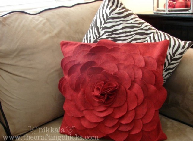 cotdfelt flower pillow