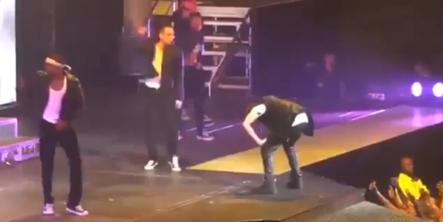 Justin Bieber Pukes On Stage (VIDEO) | HuffPost