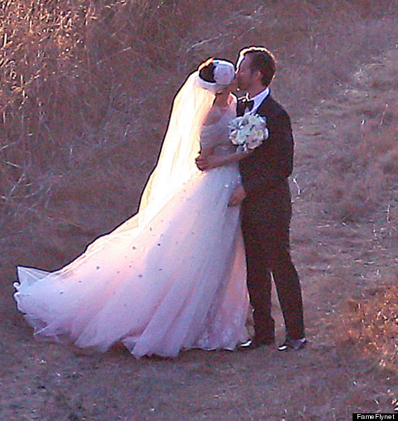 anne hathaway married