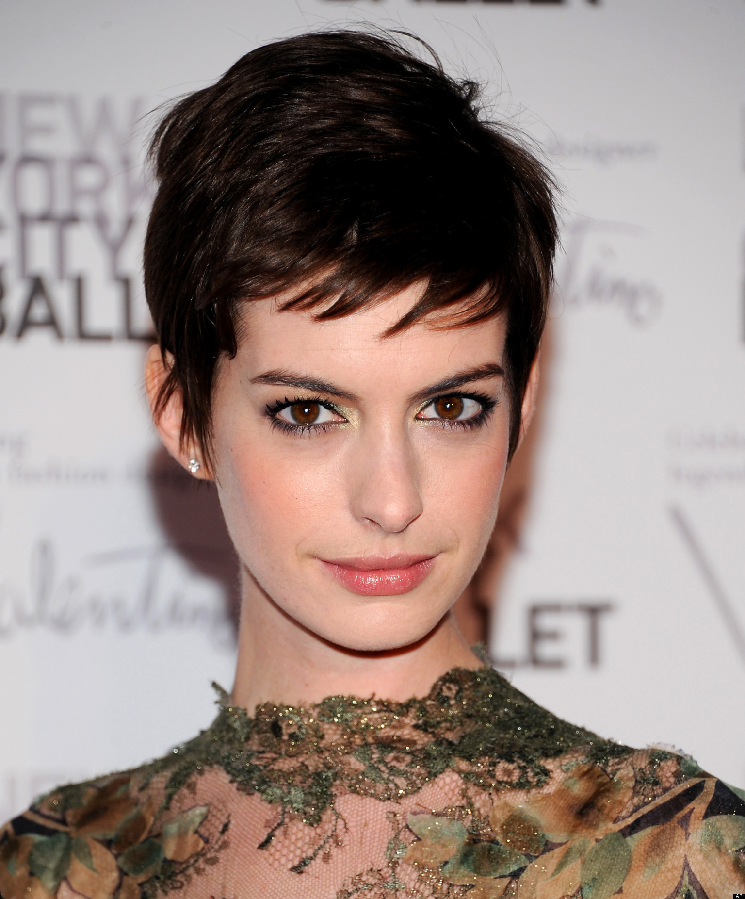 http://i.huffpost.com/gen/858182/thumbs/o-ANNE-HATHAWAY-LES-MISERABLES-facebook.jpg