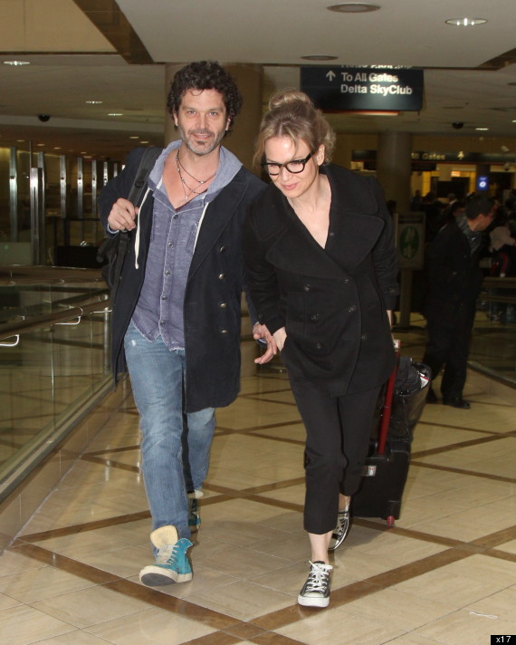 Renee Zellweger Boyfriend Doyle Bramhall Step Out At Lax Photo Huffpost Entertainment