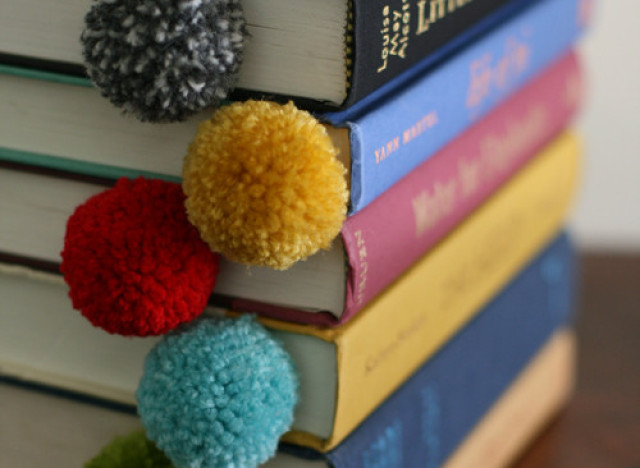 koks Optø, optø, frost tø Vaccinere Create A Simple And Useful Pom-Pom Bookmark Out Of Yarn | HuffPost Life