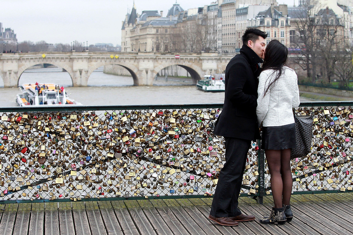 Pont des Arts love locks removed after Parisians lose affection for eyesore, Paris