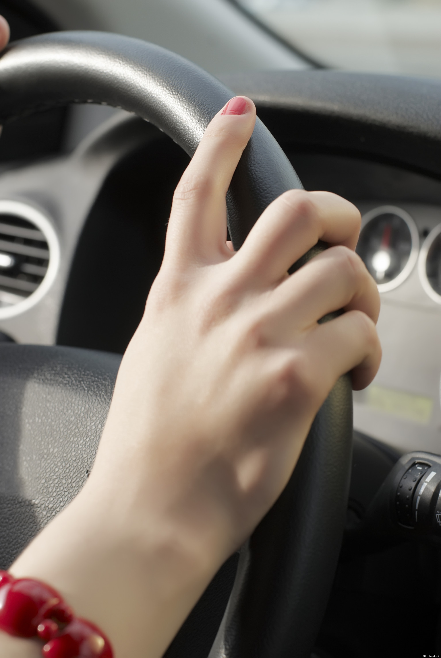 Женские руки на руле автомобиля