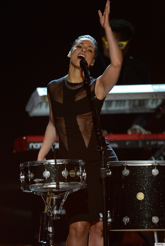 alicia keys underboob