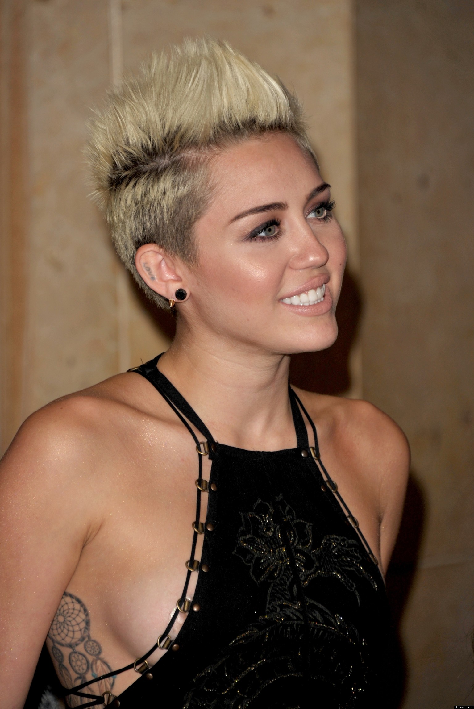 o-MILEY-CYRUS-SIDEBOOB-facebook.jpg (1536×2297) | paisajes | Pinterest