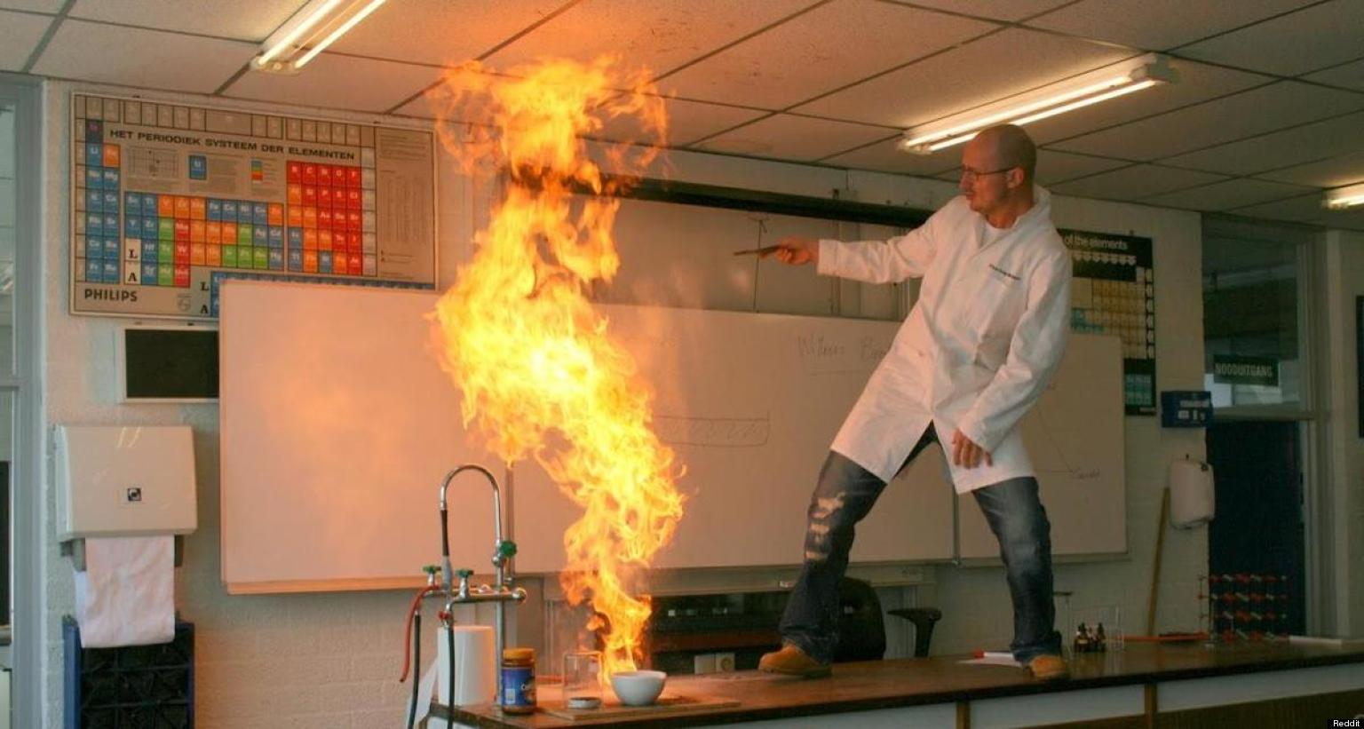 Учитель химии с огнем